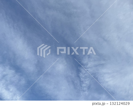 青空に薄い雲が広がっている/The sky 132124029