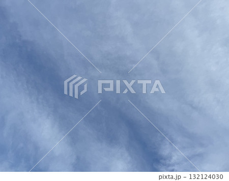 青空に薄い雲が広がっている/The sky 132124030