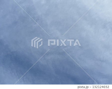 青空に薄い雲が広がっている/The sky 132124032