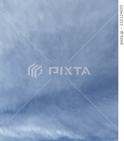 青空に薄い雲が広がっている/The sky 青空に薄い雲が広がっている/The sky 132124035