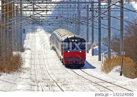 千歳線 島松ー北広島 JR貨物 DF200-4(五稜郭)+JR東日本 E26系(尾久) カシオペア 千歳線 島松ー北広島 JR貨物 DF200-4(五稜郭)+JR東日本 E26系(尾久) カシオペア 132124080
