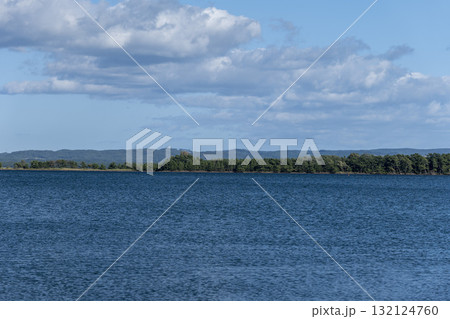 青森県むつ市大湊　宇田・海と桜の公園からの早崎の風景 132124760