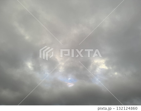 雲の隙間から晴れた空が見えている/The sky 雲の隙間から晴れた空が見えている/The sky 132124860