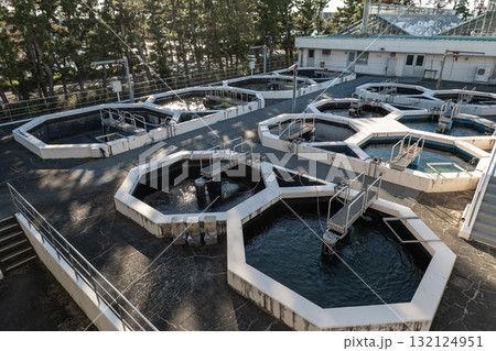 水産試験場の屋外水槽群と実験設備 水産試験場の屋外水槽群と実験設備 132124951