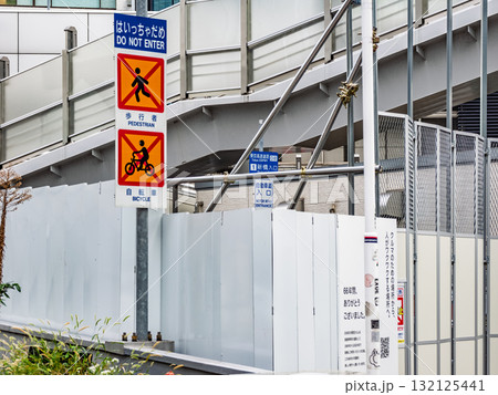 東京高速道路（KK線）の廃止に伴い2025年4月に閉鎖された「新橋入口」（2025年10月撮影） 132125441