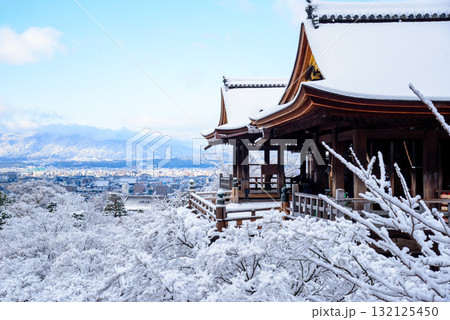 雪化粧した清水寺の舞台 132125450