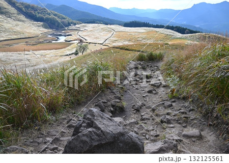 10月、奈良曽爾高原、ススキ野原と登山道 10月、奈良曽爾高原、ススキ野原と登山道 132125561