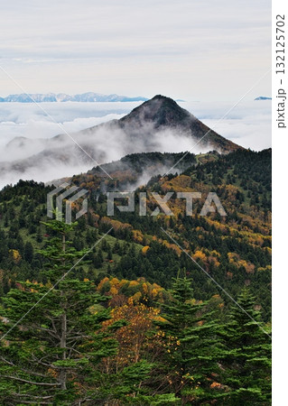 紅葉の志賀高原から北アルプスまで広がる大雲海 紅葉の志賀高原から北アルプスまで広がる大雲海 132125702