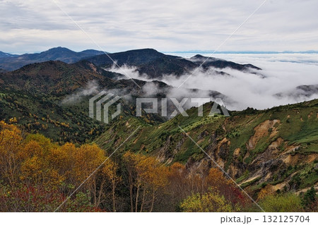 紅葉の志賀高原から北アルプスまで広がる大雲海 132125704