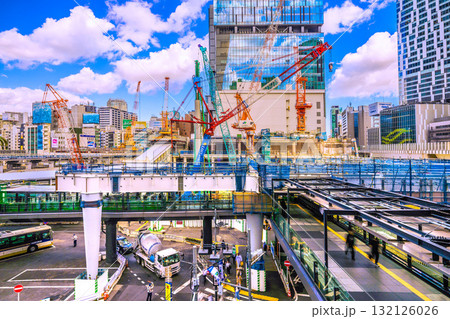 日本の東京都市景観左に鉄骨…クローラークレーンなどの巨大重機がズラリ。左側にも鉄骨が…=17日、渋谷 日本の東京都市景観左に鉄骨…クローラークレーンなどの巨大重機がズラリ。左側にも鉄骨が…=17日、渋谷 132126026