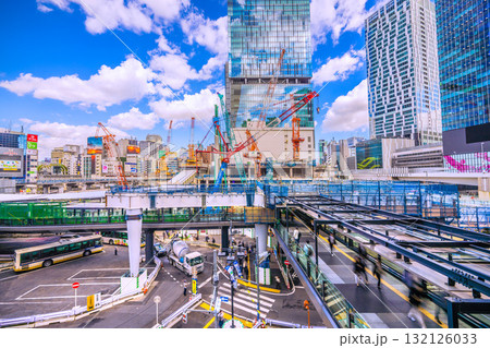 日本の東京都市景観10月17日。クローラークレーンなどの巨大重機がズラリ…。左側にも鉄骨が……＝渋谷 132126033