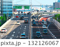 複雑に絡み合う道と車 首都高速ジャンクションの交通風景 複雑に絡み合う道と車 首都高速ジャンクションの交通風景 132126067