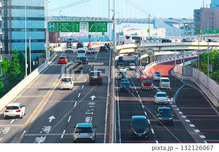 複雑に絡み合う道と車　首都高速ジャンクションの交通風景 132126067
