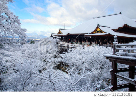 雪化粧した清水寺の舞台 132126195