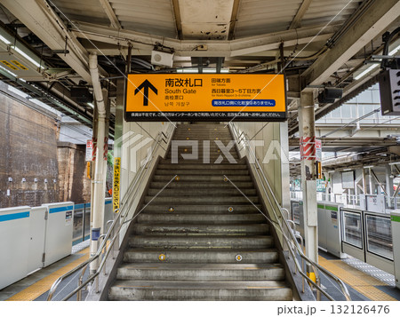 JR東日本「田端駅」南改札口への案内表示と注意喚起 JR東日本「田端駅」南改札口への案内表示と注意喚起 132126476
