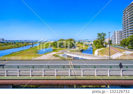 日本の東京都市景観10月17日…二子玉川駅近くの整備された多摩川河川敷などを望む 132126732