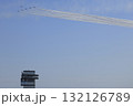 快晴の青空をバックに茨城県大洗のマリンタワー上をスモークを吐きながら編隊を組んで飛ぶブルーインパルス 132126789