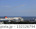 快晴の青空をバックに茨城県大洗港の大型客船の上をスモークを吐きながら編隊を組んで飛ぶブルーインパルス 132126794