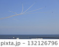 快晴の青空をバックに茨城県大洗の海上でスモークを吐きながら扇形に広がって飛ぶブルーインパルス 132126796