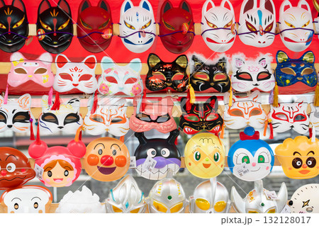 祭の出店に並んだお面 132128017