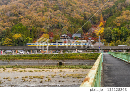 智頭急行　秋の紅葉の中を走る鳥取駅行きスーパーいなば5号2　兵庫県佐用郡佐用町 132128268