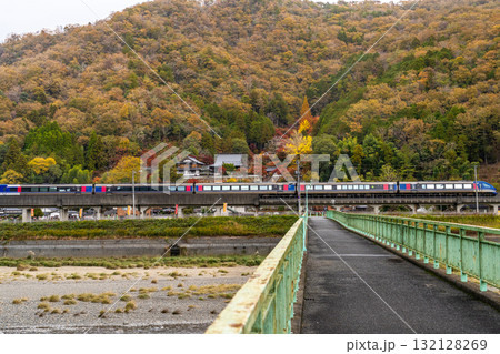 智頭急行　秋の紅葉の中を走る大阪駅行きスーパーはくと6号1　兵庫県佐用郡佐用町 132128269