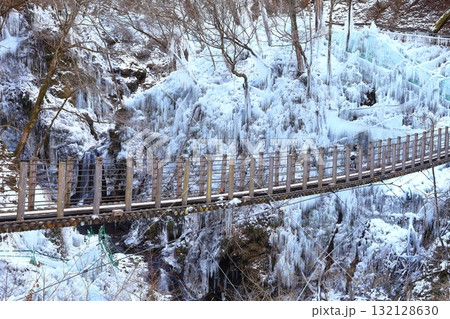 【埼玉県】尾ノ内百景氷柱と吊り橋　 132128630