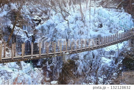 【埼玉県】尾ノ内百景氷柱と吊り橋　 132128632