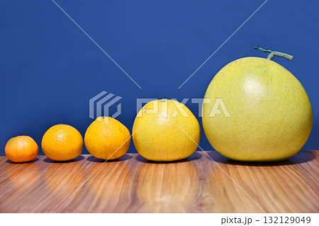 大小の柑橘類 132129049