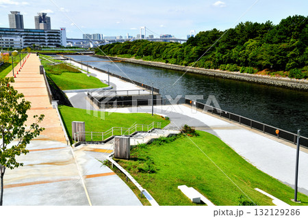 有明北橋/東雲運河より有明親水海浜公園、富士見橋方面を望む(東京都江東区)【2025.9】 有明北橋/東雲運河より有明親水海浜公園、富士見橋方面を望む(東京都江東区)【2025.9】 132129286