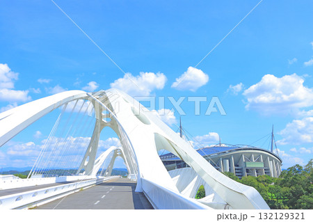愛知県豊田市、豊田大橋と豊田スタジアムの風景 132129321
