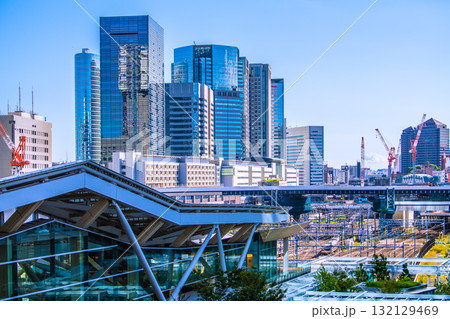 日本の東京都市景観 品川駅やオフィスビル群、電車などを望む。手前は高輪ゲートウェイ駅 日本の東京都市景観 品川駅やオフィスビル群、電車などを望む。手前は高輪ゲートウェイ駅 132129469