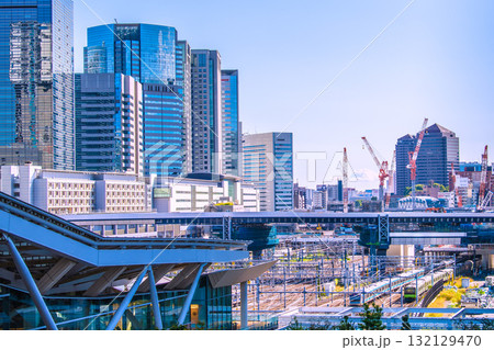 日本の東京都市景観 品川駅やオフィスビル群、電車などを望む。手前は高輪ゲートウェイ駅 日本の東京都市景観 品川駅やオフィスビル群、電車などを望む。手前は高輪ゲートウェイ駅 132129470