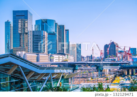 日本の東京都市景観 品川駅やオフィスビル群、電車などを望む。手前は高輪ゲートウェイ駅 日本の東京都市景観 品川駅やオフィスビル群、電車などを望む。手前は高輪ゲートウェイ駅 132129471