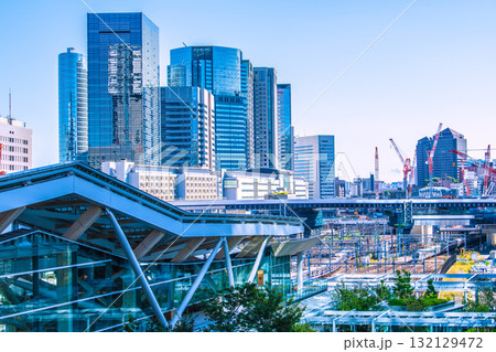 日本の東京都市景観 品川駅やオフィスビル群、電車などを望む。手前は高輪ゲートウェイ駅 132129472