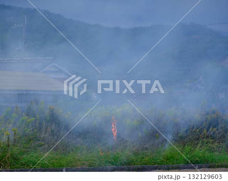 野焼きで通報 132129603