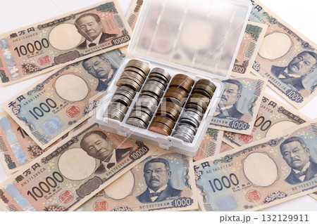 紙幣と硬貨 132129911