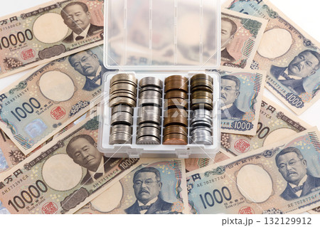 紙幣と硬貨 紙幣と硬貨 132129912