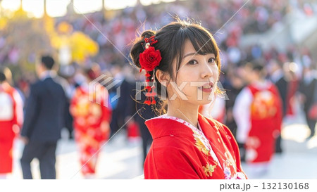 日本の成人式・袴を着た女性とにぎやかな会場の様子 AI生成素材 132130168