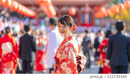 日本の成人式・袴を着た女性とにぎやかな会場の様子 AI生成素材 132130169