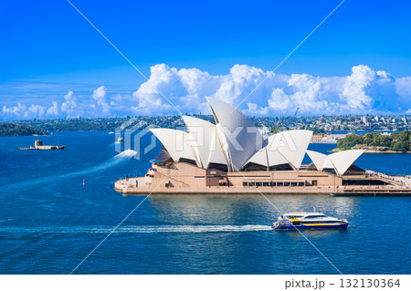 シドニー　ハーバーブリッジから見るオペラハウス 132130364
