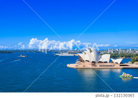シドニー　ハーバーブリッジから見るオペラハウス 132130365