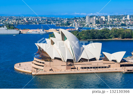 シドニー　ハーバーブリッジから見るオペラハウス 132130366
