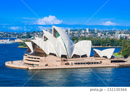 シドニー　ハーバーブリッジから見るオペラハウス 132130368
