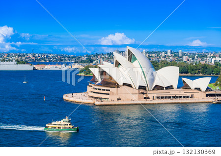 シドニー　ハーバーブリッジから見るオペラハウス 132130369