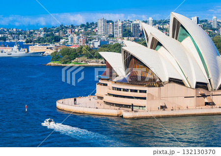 シドニー　ハーバーブリッジから見るオペラハウス 132130370