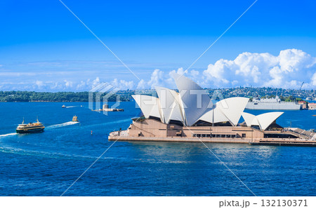 シドニー　ハーバーブリッジから見るオペラハウス 132130371