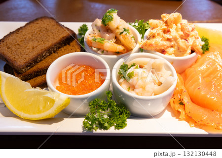 フィンランドで食べるサーモンなどのおいしいシーフードタパス フィンランドで食べるサーモンなどのおいしいシーフードタパス 132130448