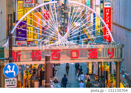 日本の東京都市景観10月17日。新橋駅 烏森口前の新橋西口通りなどを望む 132130704