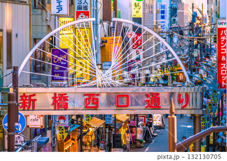 日本の東京都市景観10月17日。新橋駅 烏森口前の新橋西口通りなどを望む 132130705